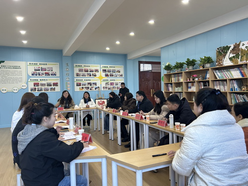 专家组听取总结汇报.jpg