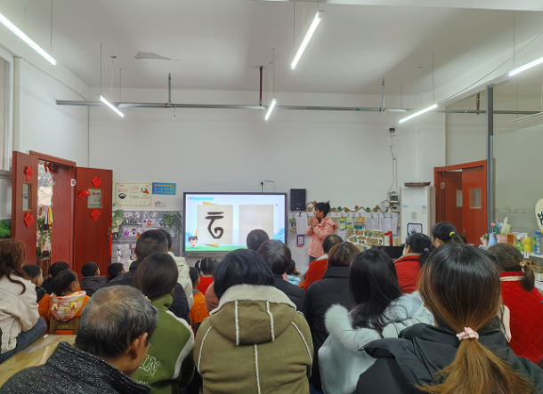 �˱����������߳�ѧУ����С�νӣ�����ͬ