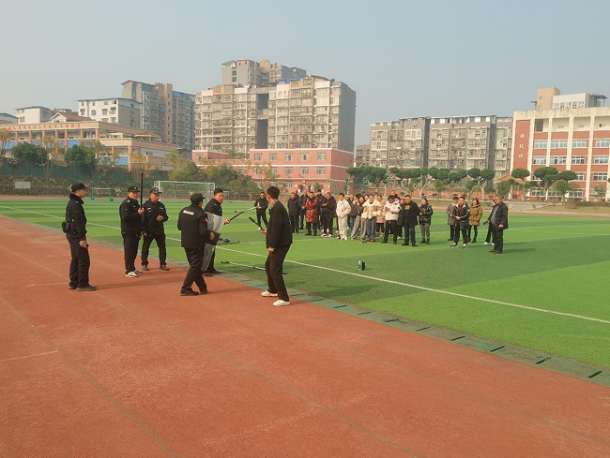 �˱����������߳�ѧУ����չ����СӦ����