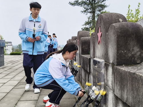 1774935631410109.jpg 4献花.jpg