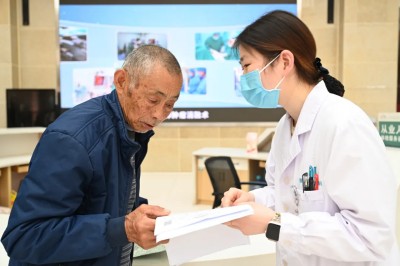 �й����㵳��������ţ���һ�澵�ӡ����ռ��������ı仯��ģ��