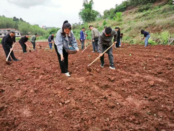 �й����㵳����פ�������� ���������ح����������չפ���һ��ǡ�������Ա������ʵ���
